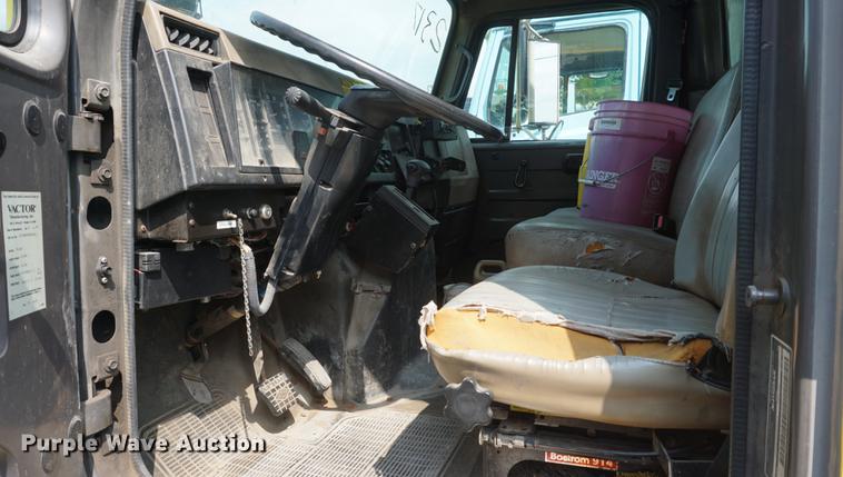 image for item DB8305 1995 International 4900 vacuum truck