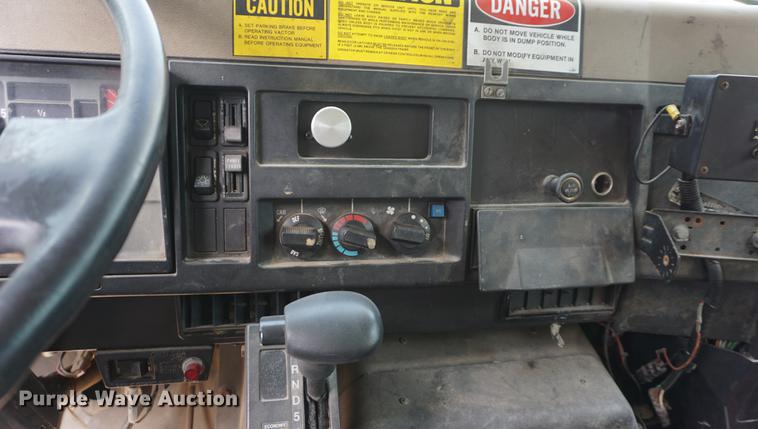 image for item DB8305 1995 International 4900 vacuum truck