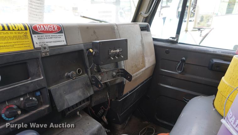 image for item DB8305 1995 International 4900 vacuum truck