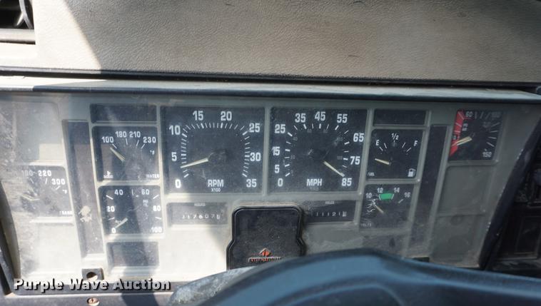 image for item DB8305 1995 International 4900 vacuum truck