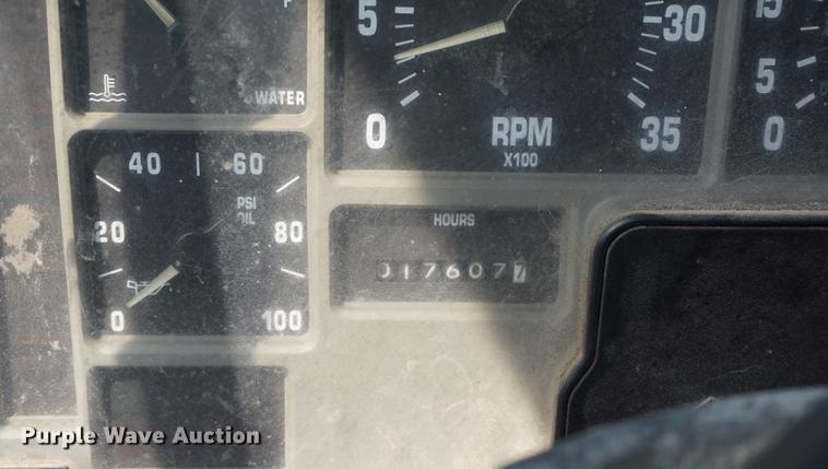 image for item DB8305 1995 International 4900 vacuum truck