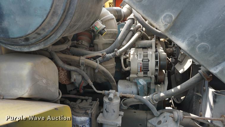 image for item DB8305 1995 International 4900 vacuum truck