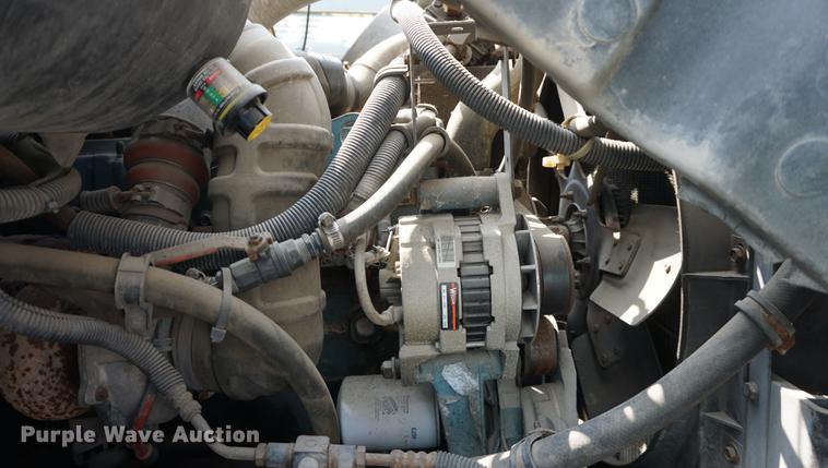 image for item DB8305 1995 International 4900 vacuum truck