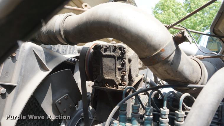 image for item DB8305 1995 International 4900 vacuum truck