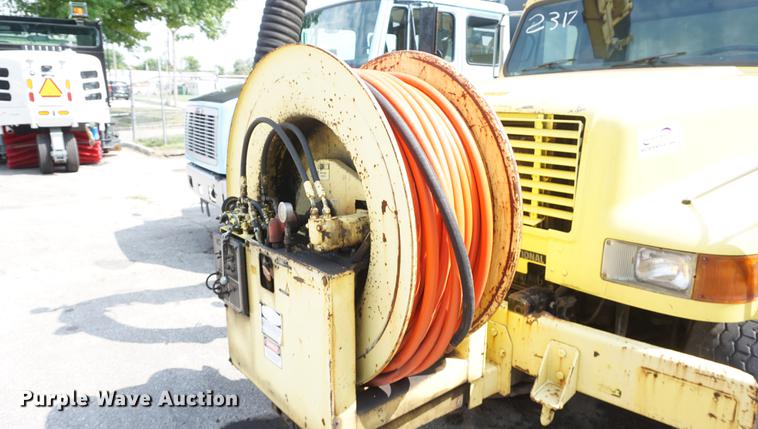 image for item DB8305 1995 International 4900 vacuum truck