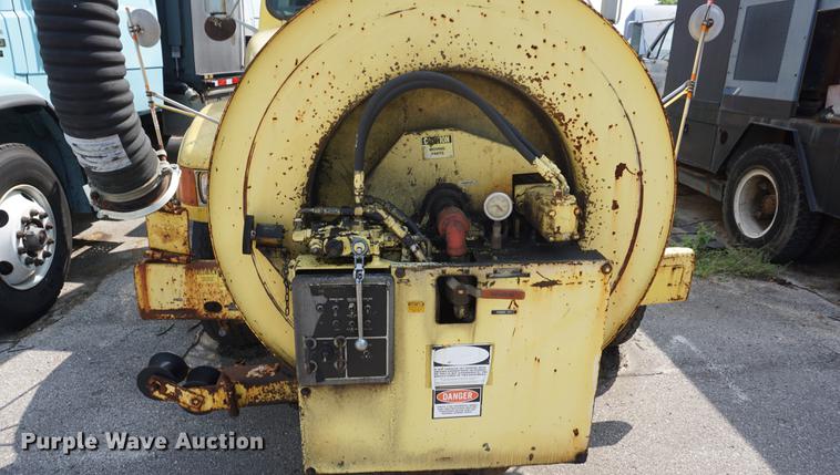 image for item DB8305 1995 International 4900 vacuum truck