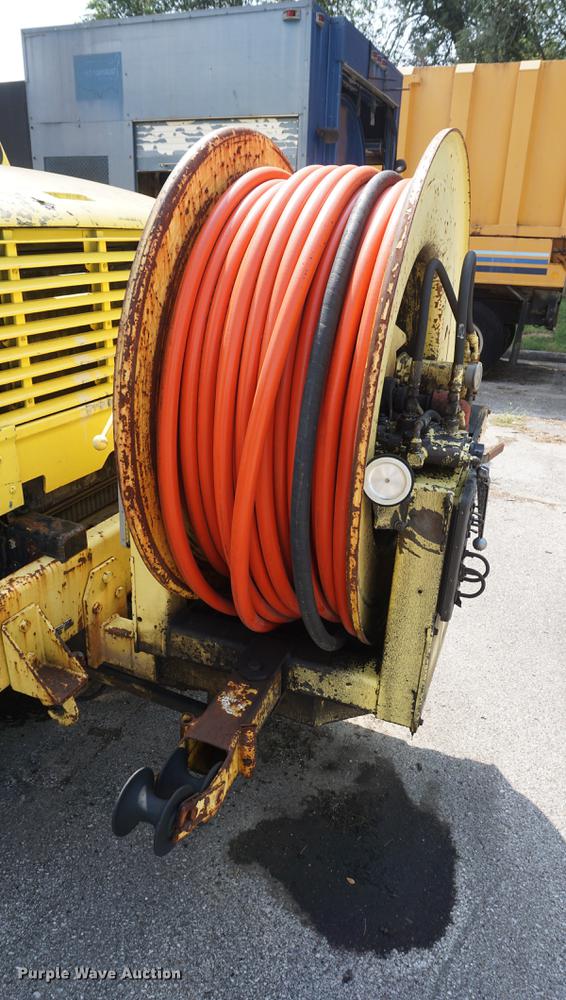 image for item DB8305 1995 International 4900 vacuum truck