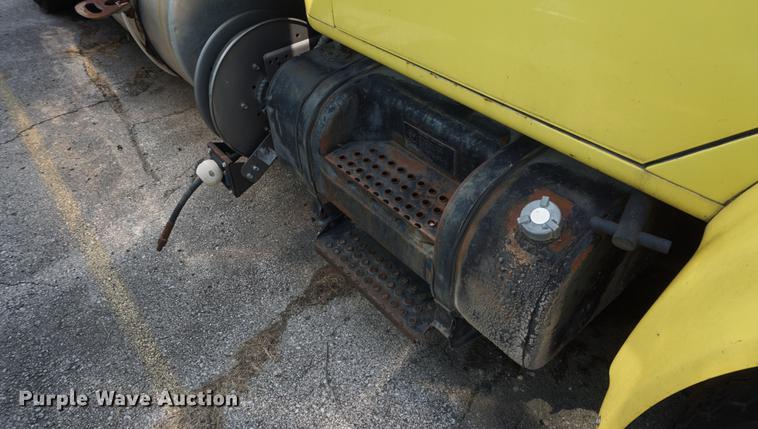 image for item DB8305 1995 International 4900 vacuum truck