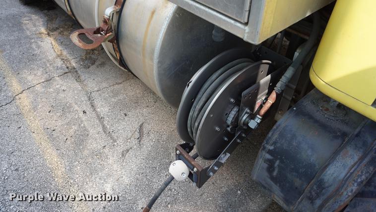 image for item DB8305 1995 International 4900 vacuum truck