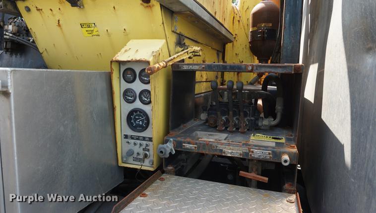 image for item DB8305 1995 International 4900 vacuum truck