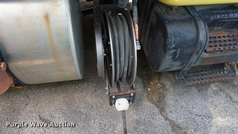 image for item DB8305 1995 International 4900 vacuum truck