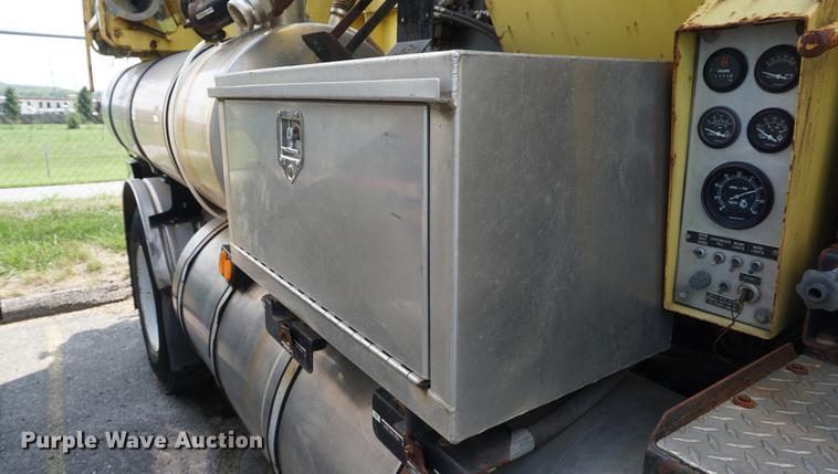 image for item DB8305 1995 International 4900 vacuum truck