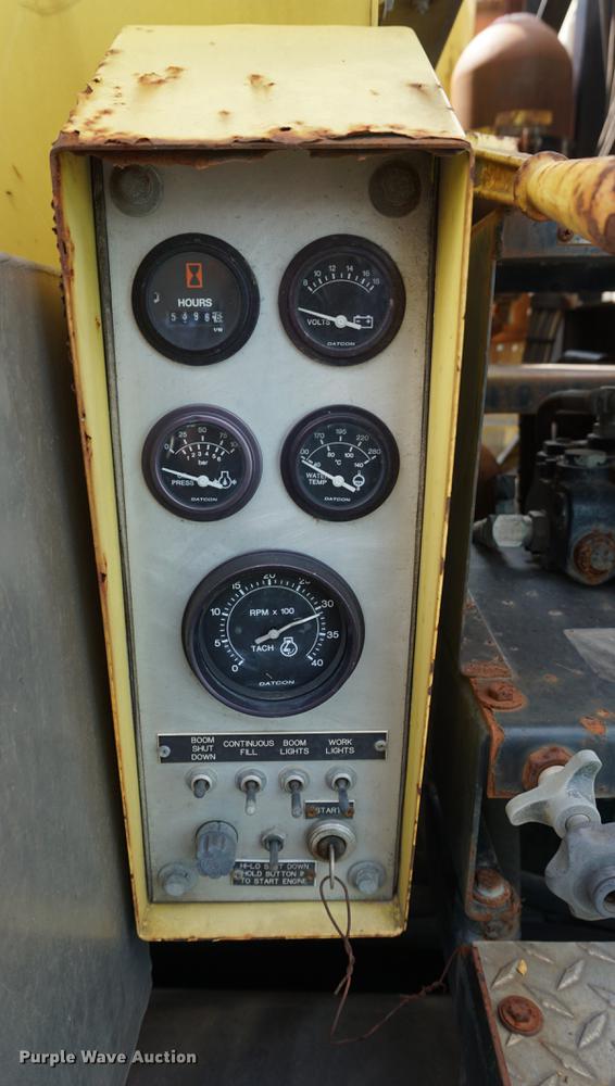 image for item DB8305 1995 International 4900 vacuum truck