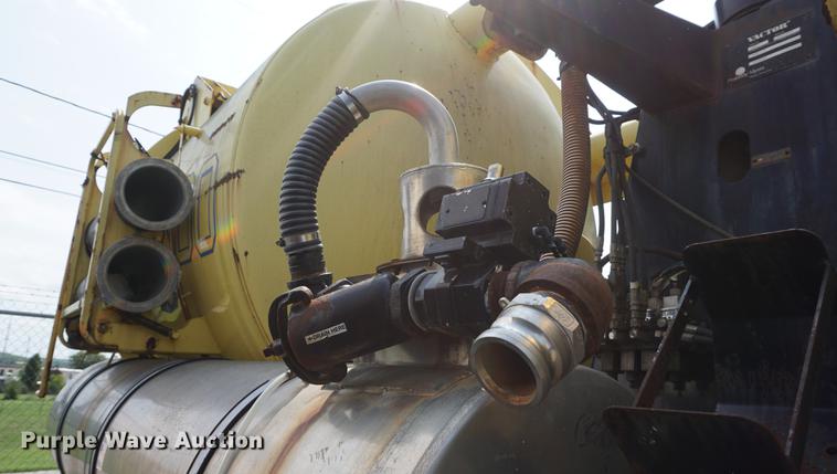 image for item DB8305 1995 International 4900 vacuum truck