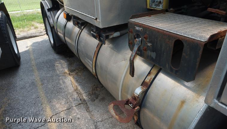 image for item DB8305 1995 International 4900 vacuum truck