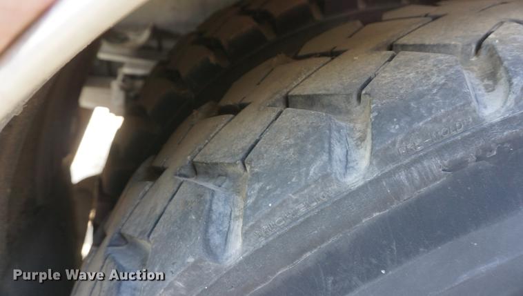 image for item DB8305 1995 International 4900 vacuum truck