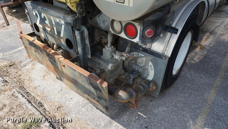 image for item DB8305 1995 International 4900 vacuum truck