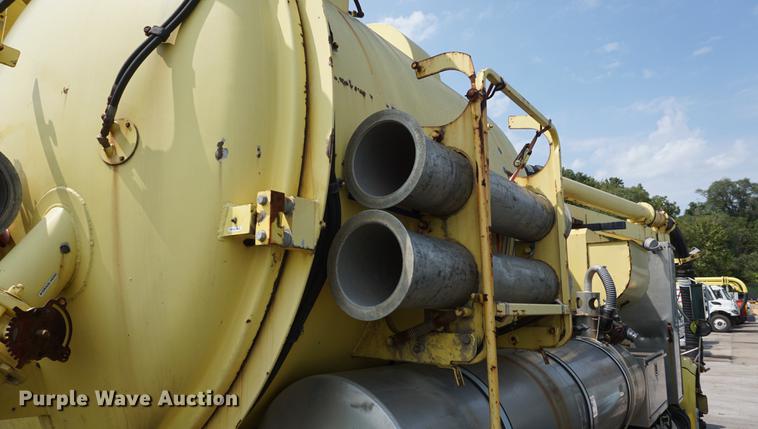 image for item DB8305 1995 International 4900 vacuum truck