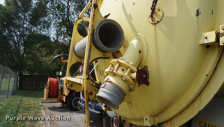 image for item DB8305 1995 International 4900 vacuum truck