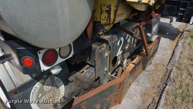 image for item DB8305 1995 International 4900 vacuum truck