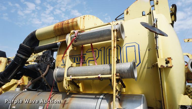 image for item DB8305 1995 International 4900 vacuum truck