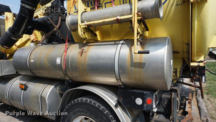 image for item DB8305 1995 International 4900 vacuum truck