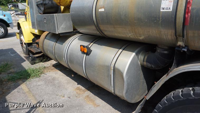 image for item DB8305 1995 International 4900 vacuum truck