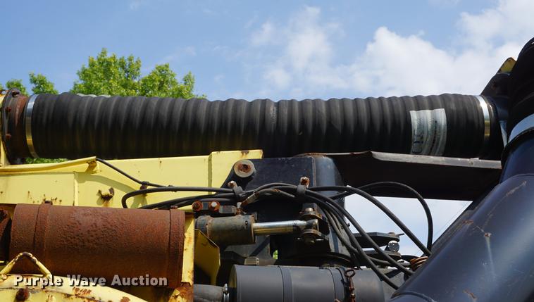 image for item DB8305 1995 International 4900 vacuum truck