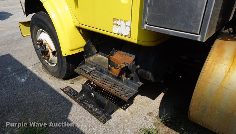 image for item DB8305 1995 International 4900 vacuum truck