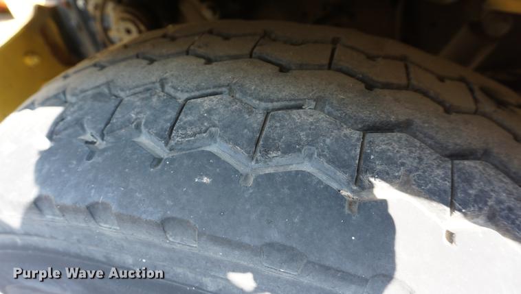 image for item DB8305 1995 International 4900 vacuum truck