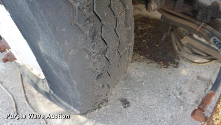 image for item DB8305 1995 International 4900 vacuum truck