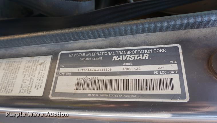 image for item DB8305 1995 International 4900 vacuum truck