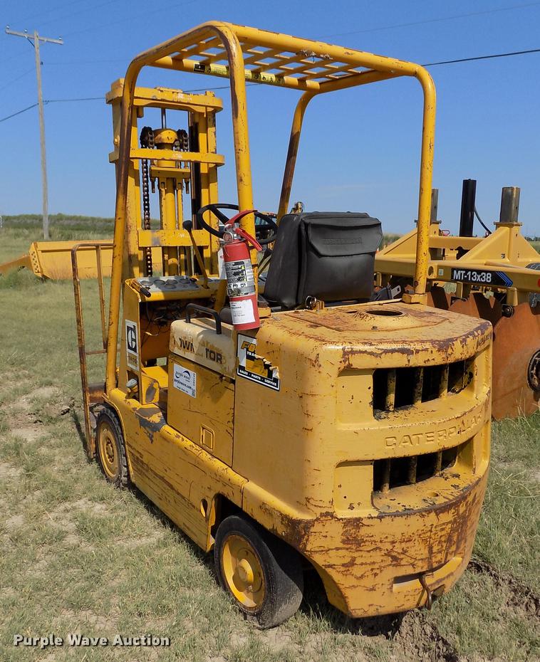 image for item DB9149 Caterpillar T40B forklift