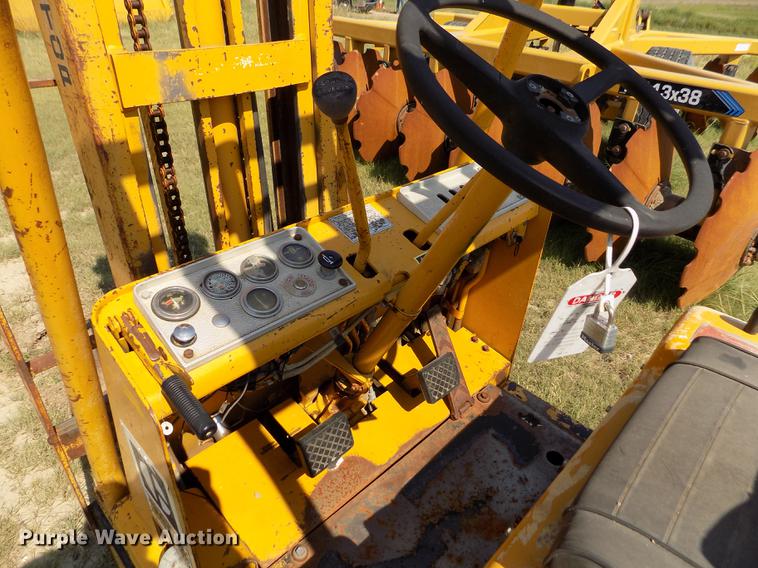 image for item DB9149 Caterpillar T40B forklift