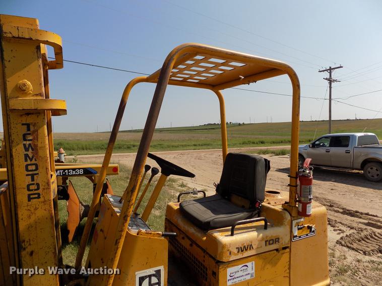 image for item DB9149 Caterpillar T40B forklift