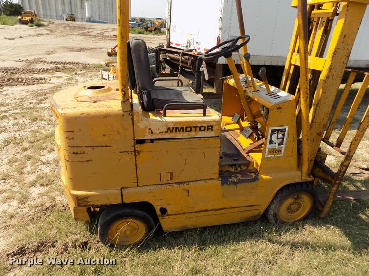 image for item DB9149 Caterpillar T40B forklift