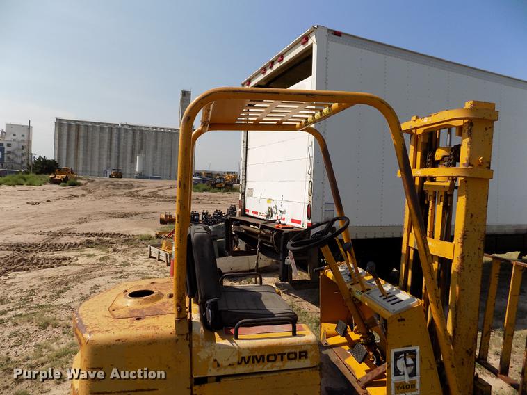 image for item DB9149 Caterpillar T40B forklift