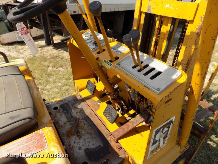 image for item DB9149 Caterpillar T40B forklift