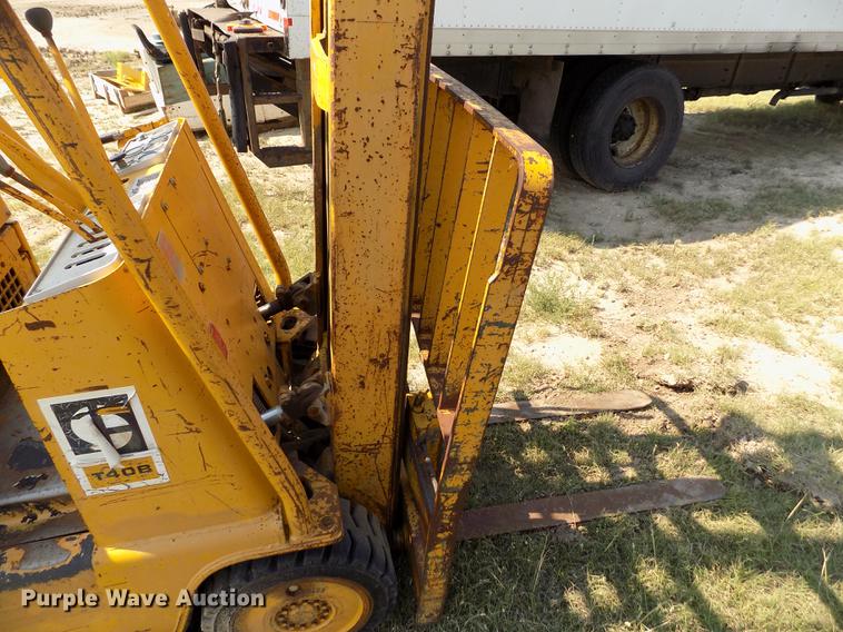 image for item DB9149 Caterpillar T40B forklift