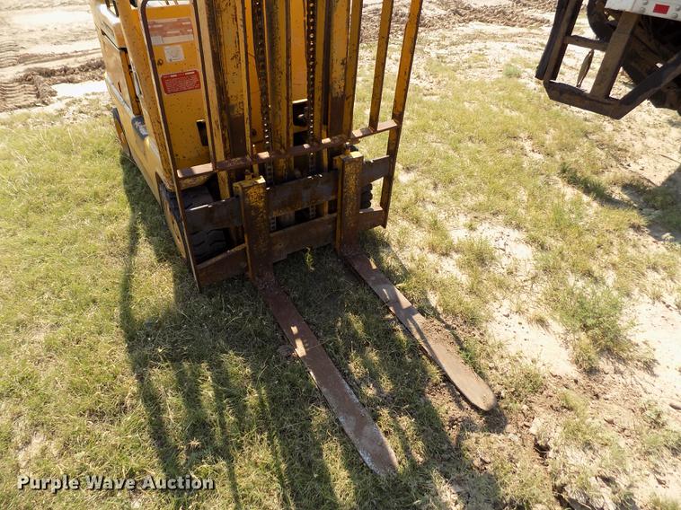 image for item DB9149 Caterpillar T40B forklift