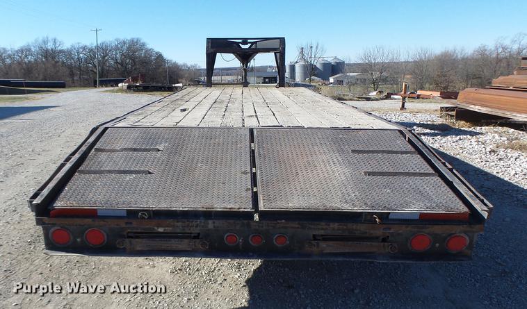 image for item DB9875 2001 Childers flatbed trailer