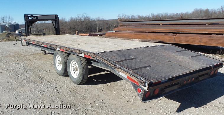image for item DB9875 2001 Childers flatbed trailer