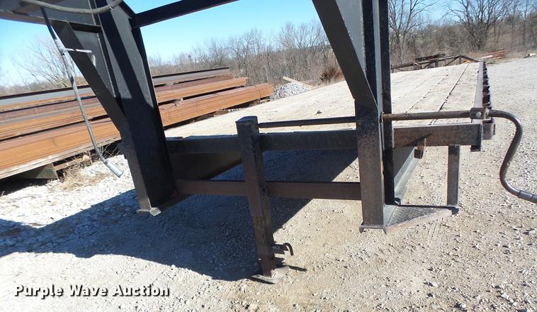 image for item DB9875 2001 Childers flatbed trailer