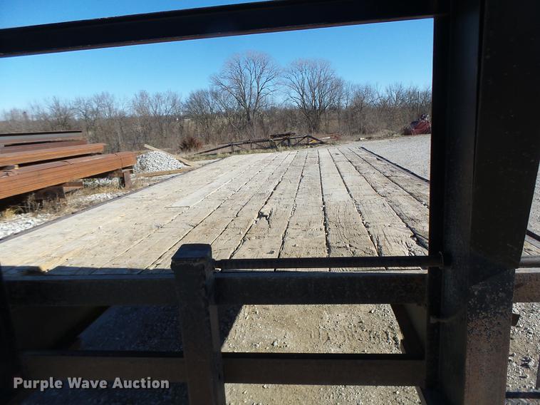 image for item DB9875 2001 Childers flatbed trailer