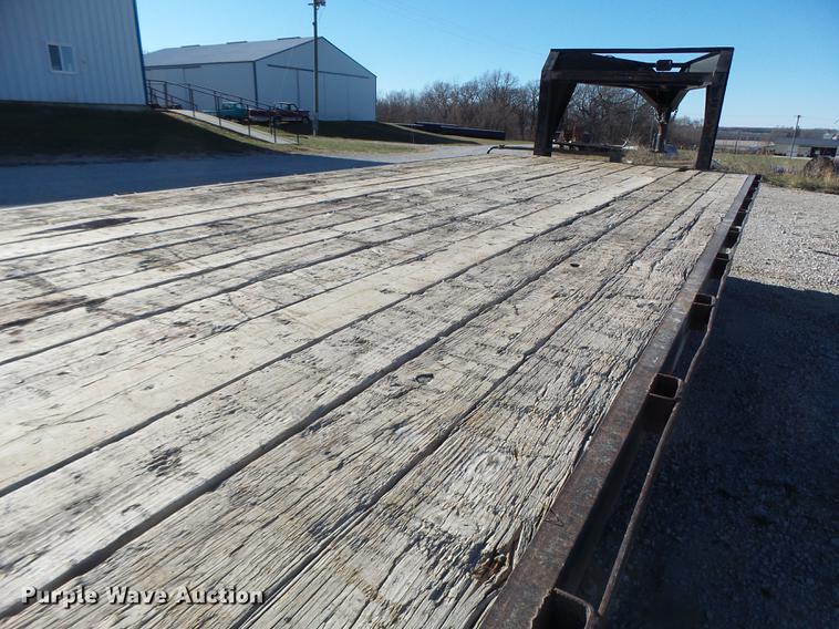 image for item DB9875 2001 Childers flatbed trailer