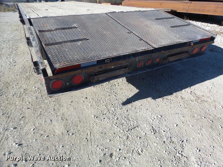 image for item DB9875 2001 Childers flatbed trailer