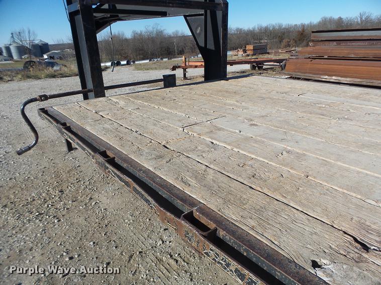 image for item DB9875 2001 Childers flatbed trailer