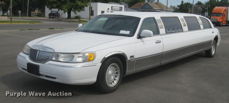 image for item DC1254 1998 Lincoln Town Car limousine