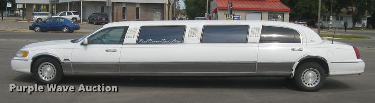image for item DC1254 1998 Lincoln Town Car limousine