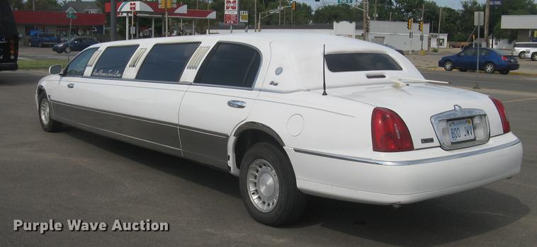 image for item DC1254 1998 Lincoln Town Car limousine